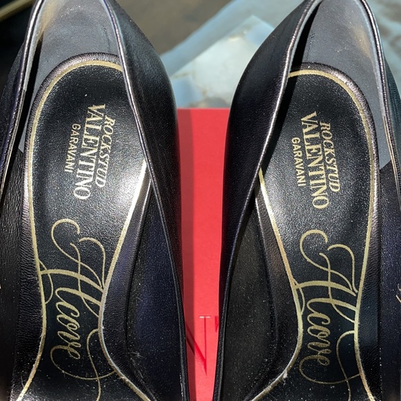 Like New Valentino Garavani Cap Toe Rockstud Pump Sz 37 - Picture 4 of 10
